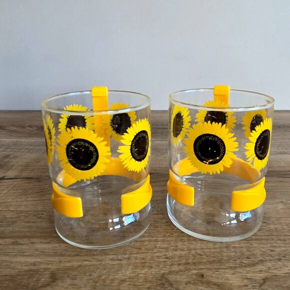 2 vintage sunflower glass coffee or tea cups/mugs/glasses with yellow handles. - Picture 3 of 7